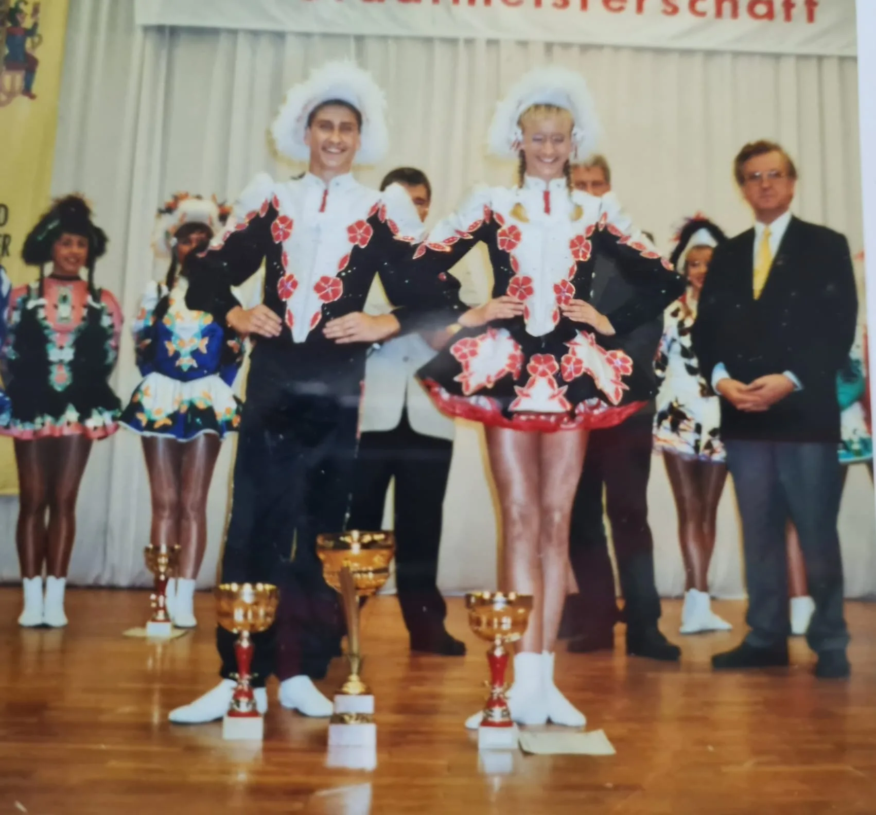 Turniererfolg mit Pokalen im karnevalistischen Tanzsport